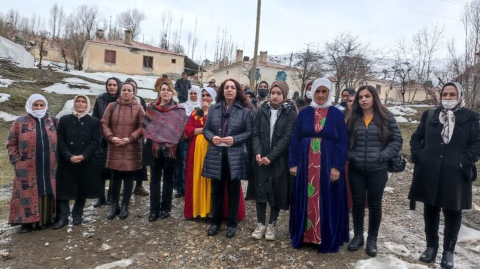 Des femmes de Çatak, dans la province de Van, ont protesté contre l'agression sexuelle de trois enfants par des gardes de village [organisation paramilitaire turque] en attirant l'attention sur la politique de guerre psychologue menée par le gouvernement AKP-MHP.
