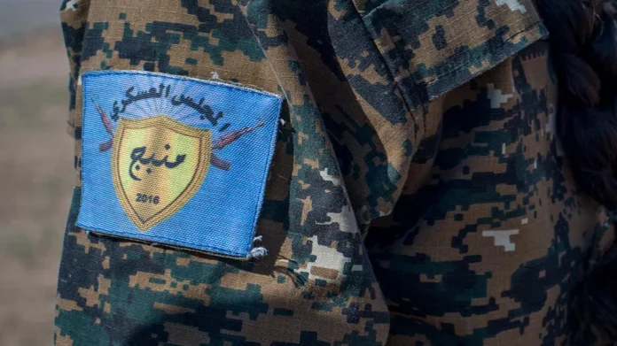 Le conseil militaire de Manbij a annoncé avoir capturé quatre membres de l'organisation djihadiste EI, dont un chef.