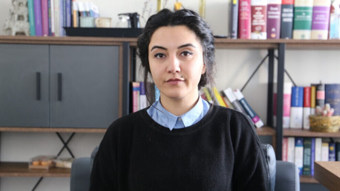 L'avocate kurde Ruşen Seydaoğlu a été condamnée par la justice turque à plus de six ans de prison en raison de ses activités au sein du DTK.