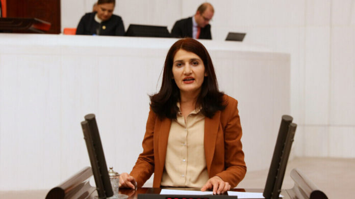 L'Assemblée nationale turque a levé l'immunité parlementaire de la députée Semra Güzel. Les Députés HDP ont protesté en quittant l'hémicycle