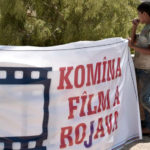 La Commune du film du Rojava a 7 ans Malgré les attaques sur la région, la Commune du film du Rojava, qui aspire à refléter la révolution, a produit de nombreux films depuis 2015