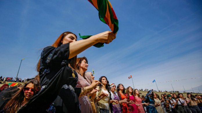A l’occasion de la Journée internationale des droits des femmes, l’Administration autonome du nord et l’est de la Syrie (AANES) a annoncé samedi par un communiqué avoir décrété le 8 mars un jour férié.