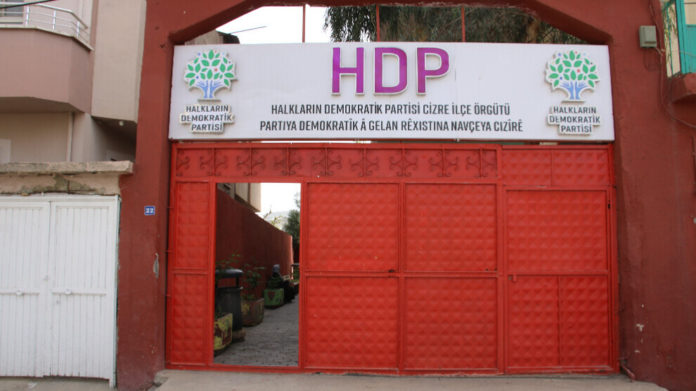 La police turque a mené des raids lundi matin dans les locaux de la branche du HDP de Cizre, ainsi que dans les maisons de membres du parti