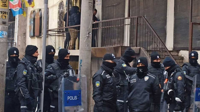 Très tôt vendredi matin, la police turque a pris d'assaut plusieurs domiciles à Diyarbakir et arrêté de nombreuses personnes.