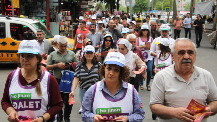 De nombreux représentants syndicaux se sont rassemblés à Diyarbakir pour appeler la population à se mobiliser contre la guerre le 1er Mai