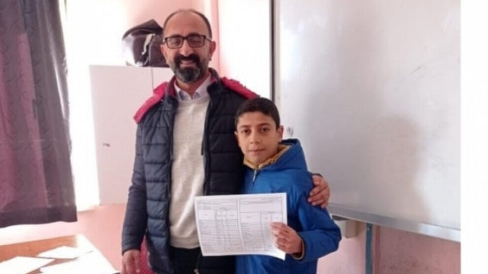 Un professeur de turc à Mersin a été sanctionné par le ministère turc de l’éducation pour avoir parlé kurde et arabe avec ses élèves.