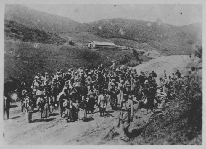 Le 24 avril 1915, le pouvoir ottoman s'est lancé dans l'extermination systématique de sa population arménienne. Les persécutions se sont poursuivies avec une intensité variable jusqu'en 1923, date à laquelle l'Empire ottoman a cessé d'exister et a été remplacé par la République de Turquie.