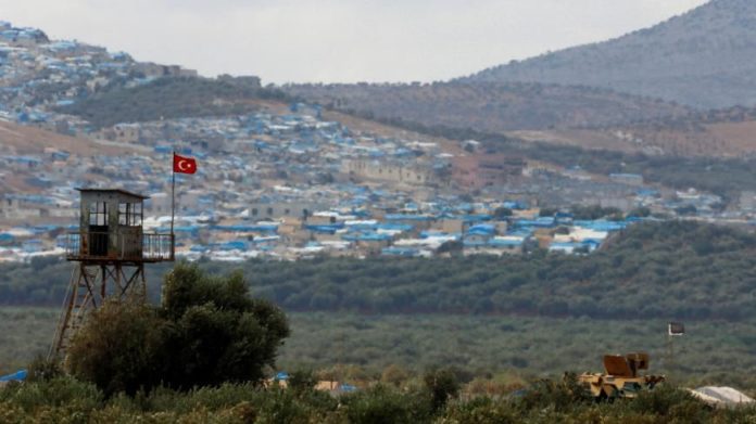 Des soldats de l'armée turque ont brutalement agressé trois jeunes hommes près de la bande frontalière dans la région de Kobane.