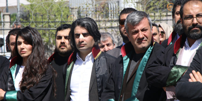 L'avocat kurde Orhan Alphan a été victime de violences policières dans le palais de justice de Batman alors qu'il s'opposait à des violences