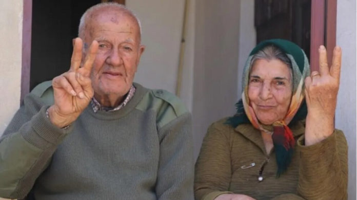 Malgré la poursuite des bombardements turcs sur les villages syriaques de la vallée du Khabour, un couple arménien restent fidèles à leur maison du village de Tall Juma'a, dans la campagne de Tal Tamr.