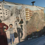 La tragédie d’Afrin peinte sur une toile de 58 mètres 13 peintres ont représenté sur une toile de 58 mètres de long la résistance et l’exode de la population d’Afrin durant l’invasion turque