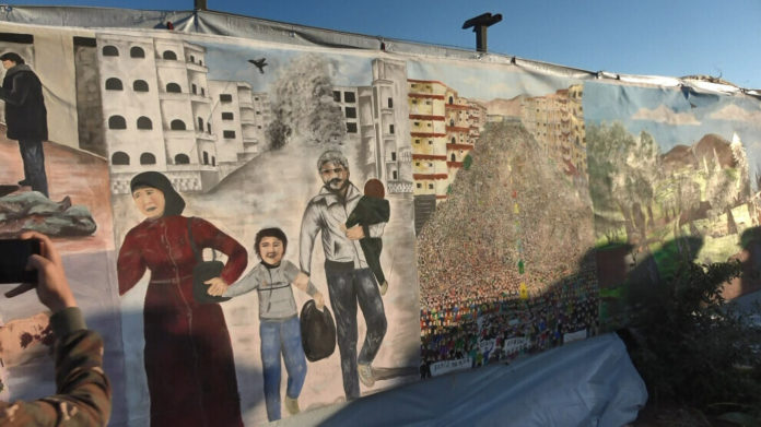 13 peintres ont représenté sur une toile de 58 mètres de long la résistance et l’exode de la population d’Afrin durant l’invasion turque