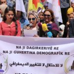 La Turquie change la démographie des régions kurdes qu’elle occupe dans le nord de la Syrie Le Comité des déplacés de Serêkaniyê a déclaré que l'État turc vise à annexer les territoires occupés à la Turquie par le biais du projet de maisons coloniales.