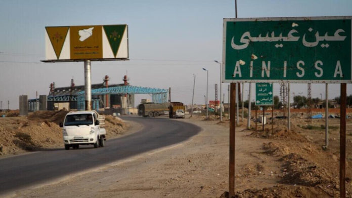 Trois civils ont été blessés dimanche dans une attaque de l'armée turque contre Aïn Issa, dans le nord de la Syrie.
