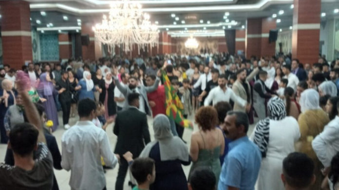 Le marié portant un châle jaune, rouge et vert lors du mariage et des convives chantant en kurde ont été arrêtés à Istanbul