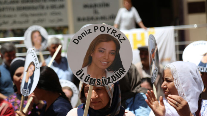 Le 17 juin 2021, Deniz Poyraz, militante du HDP, était assassinée par un ultra-nationaliste turc au siège du parti à Izmir.