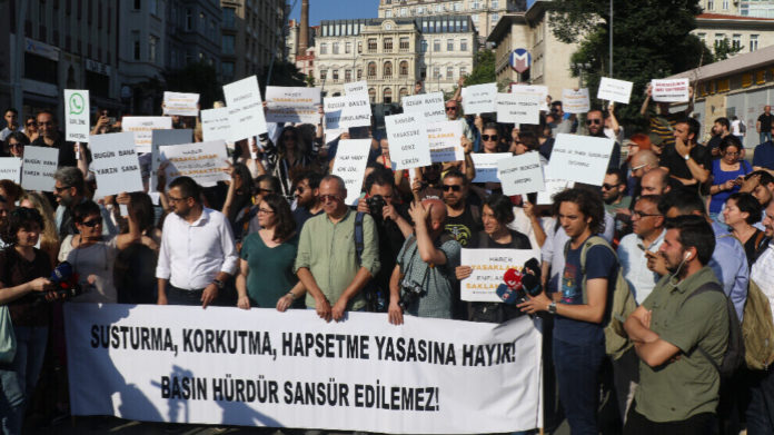 À Istanbul, des journalistes ont manifesté contre le projet de loi sur la 