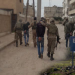 Six autres civils enlevés dans la région d’Afrin occupée par la Turquie Les mercenaires du groupe djihadiste Faylaq al-Sham soutenu par la Turquie ont enlevé six civils dans la région occupée d’Afrin