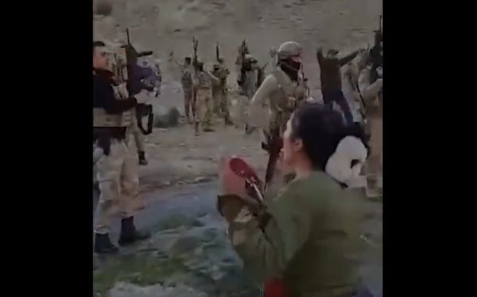 Une unité de l’armée turque a assiégé lundi un village kurde situé près de Başkale/Van. Une vidéo montre la terreur exercée par les soldats