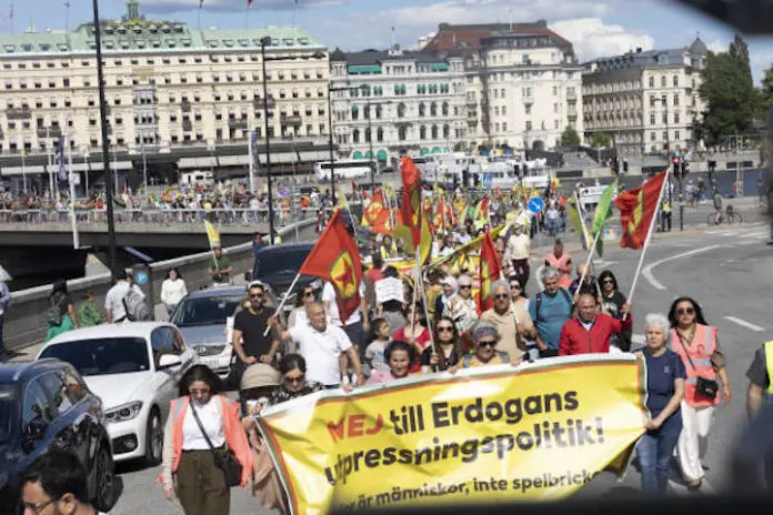 Des milliers de Kurdes protestent contre l’accord de l’OTAN à Stockholm Des milliers de kurdes ont défilé ce samedi dans les rues de la capitale suédoise afin de protester contre le mémorandum conclu entre la Turquie, la Suède et la Finlande dans le cadre du sommet de l’OTAN à Madrid.