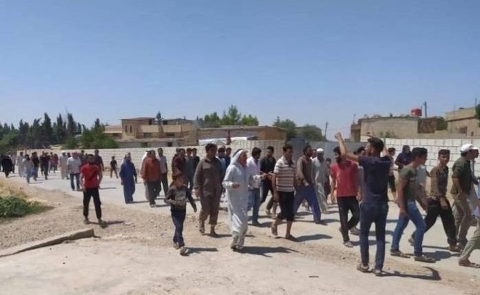 Alors que les manifestations se multiplient à Serêkaniyê (Ras al-Ayn), l’armée turque et ses mercenaires djihadistes ont accru la répression dans les zones occupées du nord de la Syrie.