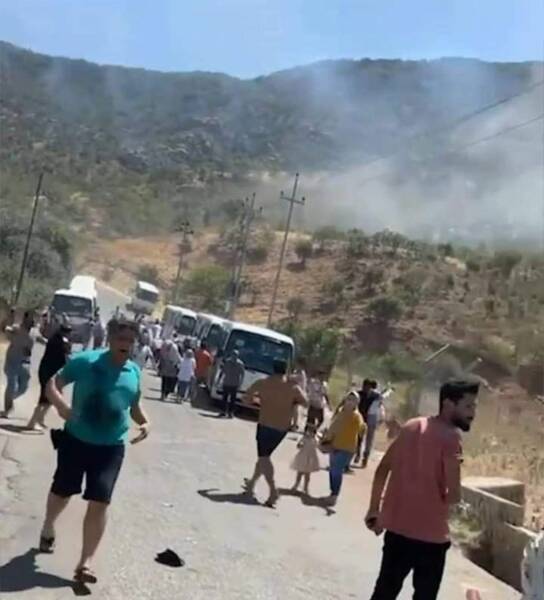 La Turquie a perpétré un nouveau massacre dans le Sud-Kurdistan (nord de l’Irak). Un obus de l’armée turque est tombé sur une aire de pique-nique, près de la ville de Zakho, ce mercredi. Selon les premières informations, 8 personnes ont été tuées et 17 autres blessées.