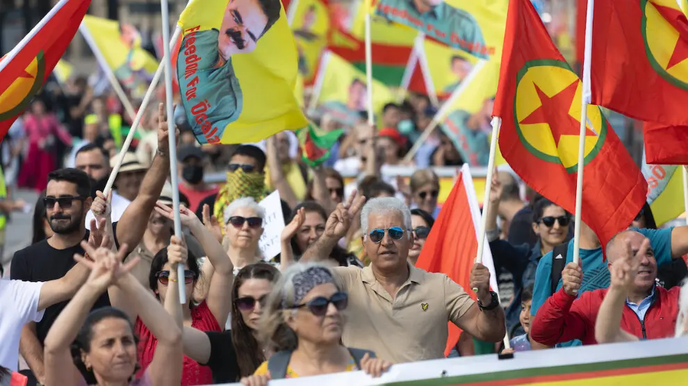 Des milliers de kurdes ont défilé ce samedi dans les rues de la capitale suédoise afin de protester contre le mémorandum conclu entre la Turquie, la Suède et la Finlande dans le cadre du sommet de l’OTAN à Madrid.