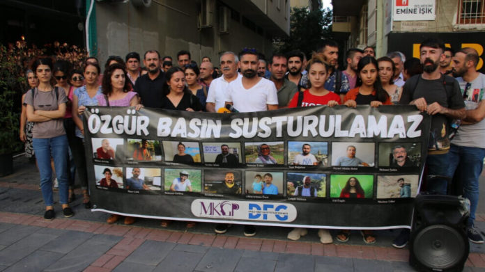 Des associations de journalistes ont tenu une conférence de presse à Diyarbakir en solidarité avec les travailleurs de la presse emprisonnés