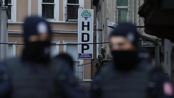 Neuf membres du Parti démocratique des peuples (HDP) ont été placés en garde à vue vendredi matin dans le cadre d’une enquête lancée par le bureau du procureur général d’Istanbul.
