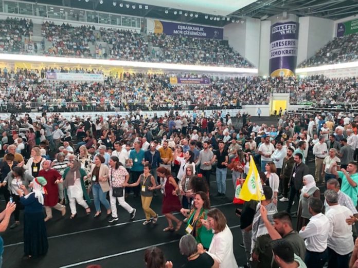 Le cinquième congrès du HDP s’est tenu le 3 juillet dans l’immense salle du Arena sports Hall à Ankara. Les tribunes bondées qui peuvent accueillir 10 000 personnes débordaient sur le terrain central où avaient pris place les 1 050 déléguéEs venant de toute la Turquie. L’ambiance était à la fête, et de nombreux groupes se sont mis à danser au son de la musique kurde avant le début des travaux du congrès.