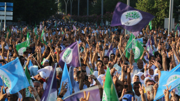 Des dizaines de milliers de personnes ont participé samedi à un grand rassemblement organisé à Diyarbakir par le HDP
