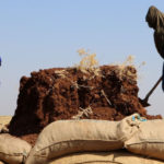 Les femmes construisent des positions défensives à Shehba Dans le canton de Shehba, au nord de la Syrie, les femmes construisent des positions défensives en prévision d'une invasion turque