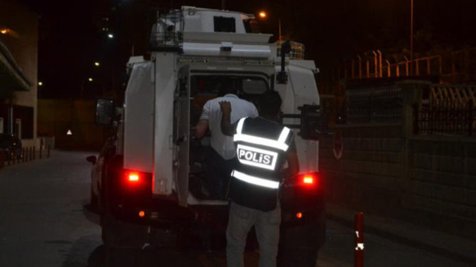 Au moins 15 personnes ont été arrêtées à Diyarbakir et Adana, samedi matin, à l’issue de descentes brutales effectuées par la police turque.