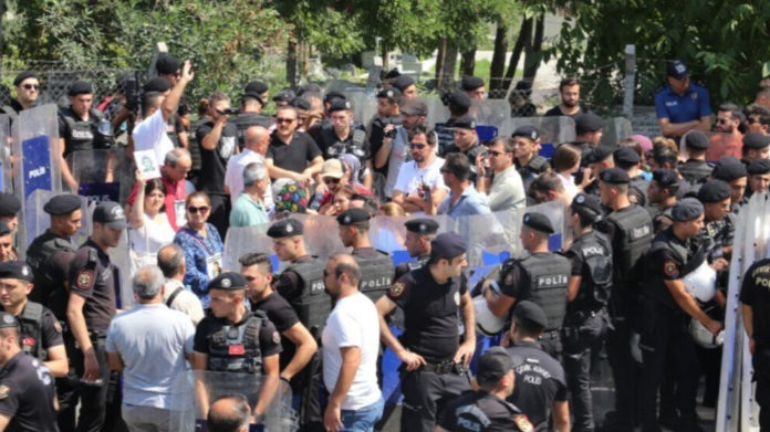 Un rassemblement des Mères du Samedi a été entravé par la police à Istanbul, le 30 août, journée mondiale contre les disparitions forcées