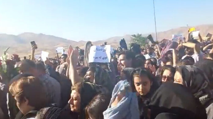 De nombreuses organisations ont appelé à une grève générale dans tout le Kurdistan oriental pour protester contre le meurtre de Mahsa Amini