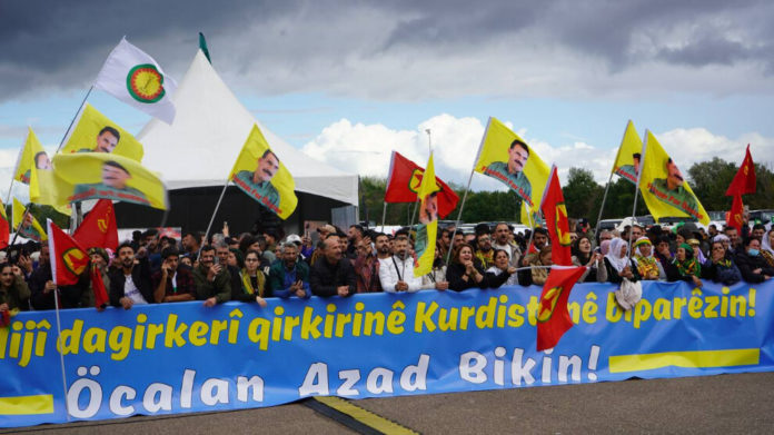 Des milliers de personnes venues de plusieurs pays européens ont participé samedi au 30e festival international de la culture kurde à Landgraaf, aux Pays-Bas.