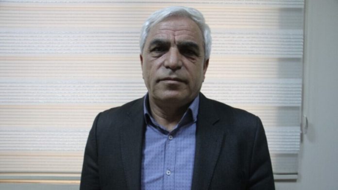 L'homme politique kurde et militant pacifiste Mehmet Şirin Tunç est jugé pour ses activités en tant que vice-président du DBP et au sein du Congrès de la société démocratique (DTK) à Amed. Il risque 15 ans de prison.
