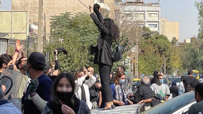 Les soulèvements se poursuivent en Iran malgré la répression violente et implacable des forces de sécurité.