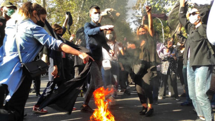 Les soulèvements en Iran ne s’atténuent pas, les gens crient « Jin Jiyan Azadî » et demandent la fin de la dictature islamique.