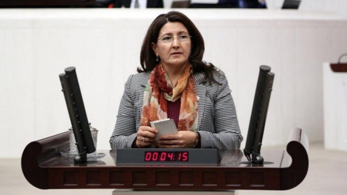 Gülser Yildirim, ancienne députée HDP de Mardin, est sortie de prison quatre mois après la fin de sa peine.