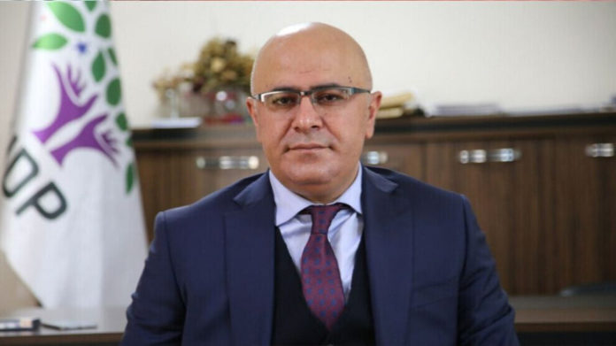 « Le gouvernement turc nie l'utilisation d'armes chimiques au Kurdistan malgré des preuves évidentes. S'il en est si sûr, il doit autoriser une enquête indépendante », déclare Hişyar Özsoy, député du Parti démocratique des Peuples (HDP).