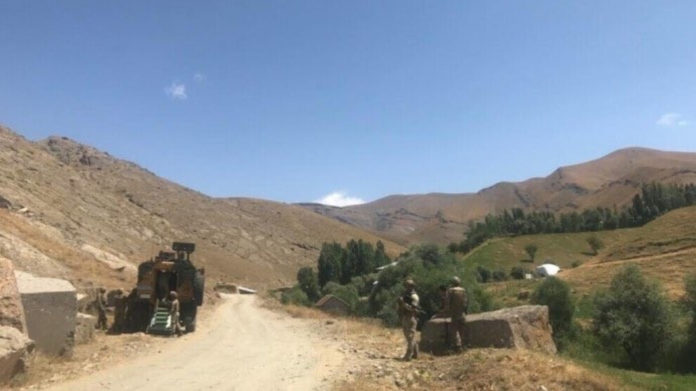 Dans les zones rurales autour de la ville kurde de Yüksekova, les villages sont encerclés et fouillés par l’armée turque.