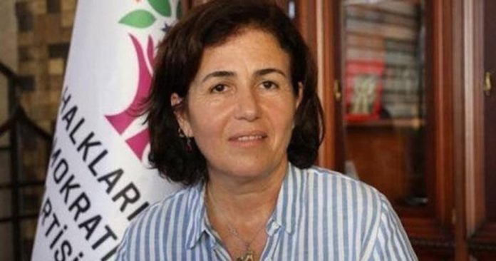 La 4e Haute Cour pénale de Diyarbakır, lors de son audience du 29 septembre dernier, a décidé de remettre en liberté conditionnelle Filiz Buluttekin, co-maire destituée de la municipalité de Sur,