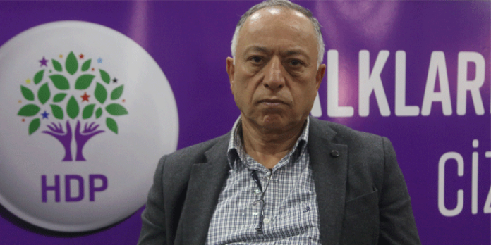 Lors d’une conférence de presse tenue a la date anniversaire de la nomination d'un administrateur à la municipalité de Cizre, la police turque a lancé une douille sur le député HDP de Şırnak, Hasan Özgüneş.