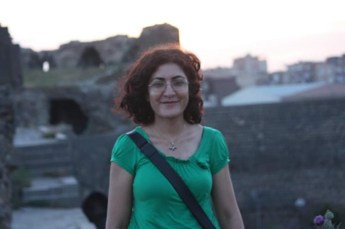 Nagîhan Akarsel, une femme activiste, universitaire et membre du Centre de recherche en jinéologie, a perdu la vie le 4 octobre à 09h30 suite à une attaque armée devant sa maison dans le quartier de Bakhtiari à Sulaymaniyah.