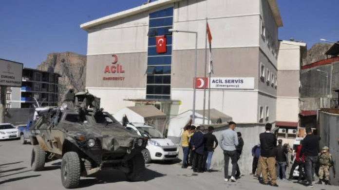 Les corps d'au moins 21 soldats turcs tués dans les affrontements avec la guérilla kurde sont arrivés à l’hôpital public de Çukurca