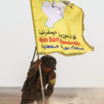 FDS : La Turquie continue de commettre des crimes de guerre et de soutenir État islamique « L'occupation turque commet un crime de guerre international en attaquant l'infrastructure civile de la région et en soutenant l'État islamique avec des drones dans le but de libérer ses détenus terroristes des prisons et des camps », indique les FDS dans un communiqué.