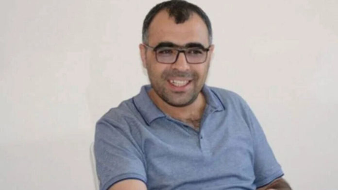 Inculpé pour incitation à la haine via les médias sociaux, le journaliste kurde Sinan Aygül a été placé en détention par le justice turque