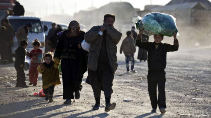 Des dizaines de familles syriennes migrent vers les régions plus sûres de l'administration autonome