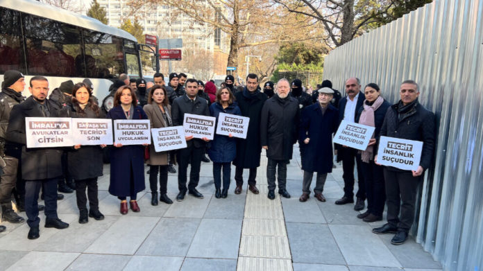 Les députés du HDP se sont rassemblés devant le ministère de la Justice à Ankara pour exiger la levée de l’isolement carcéral imposé à Öcalan